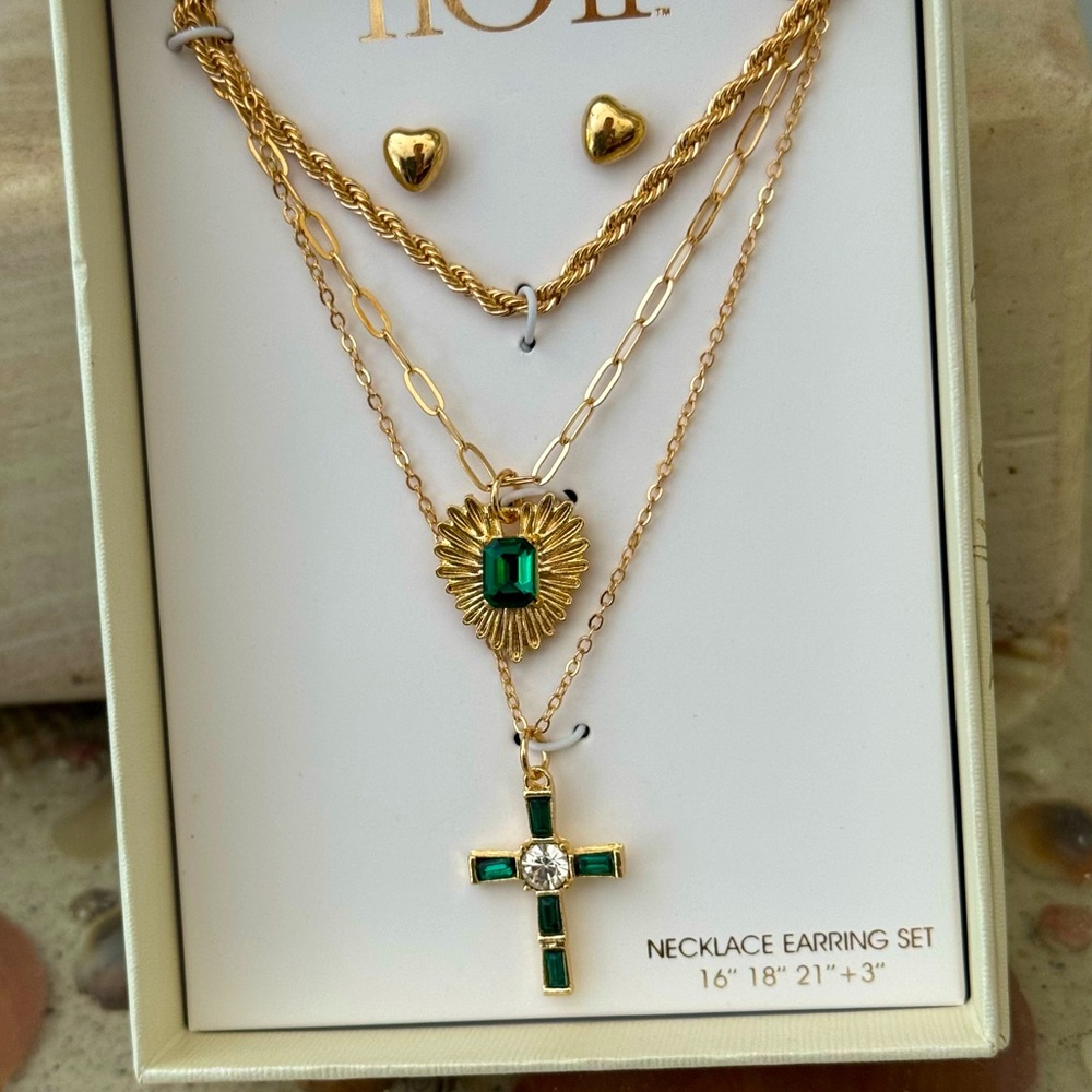 nOir Jewelry Gold and Green Necklace